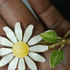 Daisy brooch
